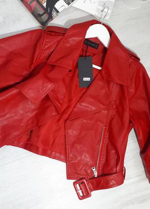 Стильная красная косуха.байкерская кожаная куртка/куртка красная кожзам с поясом2 фото