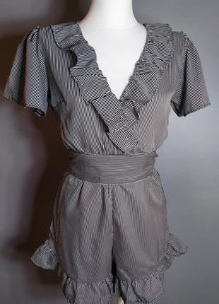 Комбинезон с коротким рукавом шорты с поясом в полоску черно белый с бантом рюши na-kd