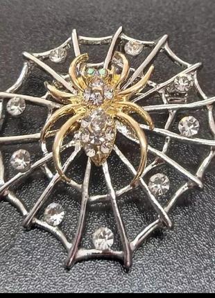 Красива брошка