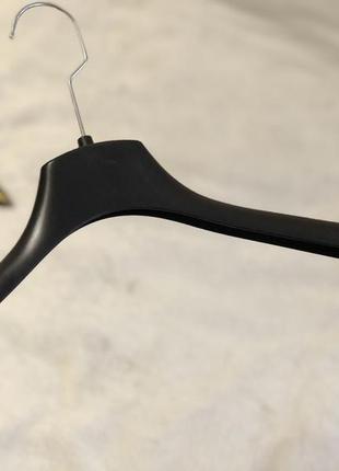 Пластиковые чёрные плечики вешалки 38см  польша б/у с металическим крючком для одежды