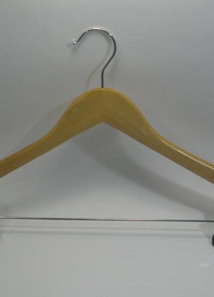 Світла дерев'яна вішалка 44,5 см для костюма з прищіпками на металевій перекладині2 фото