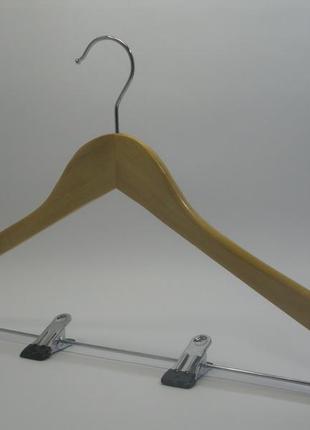 Светлая деревянная вешалка 44,5см для костюма с прищепками на металлической перекладине