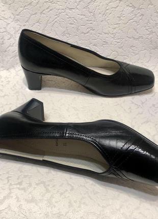 Шкіряні жіночі туфлі на маленькому підборах