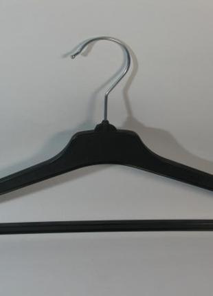 Чорне пластмасове плічко вішалка 42см для костюмів, з поперечиною і гачками