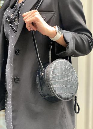 Женская классическая круглая сумочка кросс-боди через плечо рептилия черная3 фото