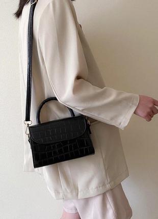 Жіноча класична сумочка на ремінці крос-боді через плече крокодил рептилія змія чорна6 фото