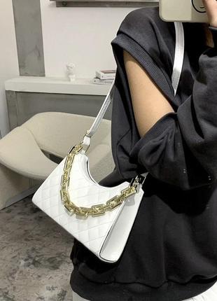 Женская классическая сумочка через плечо кросс-боди на ремешке с толстой цепочкой белая5 фото
