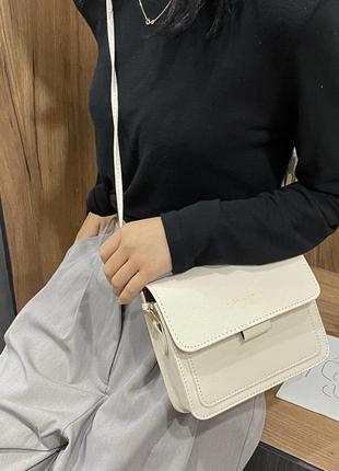 Женская классическая сумочка кросс-боди на ремешке молочная белая5 фото
