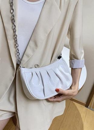 Женская классическая сумочка багет на серебряной цепочке рептилия белая8 фото