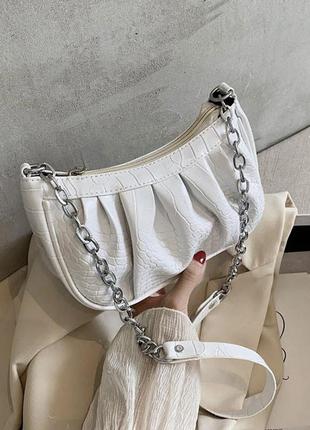Женская классическая сумочка багет на серебряной цепочке рептилия белая9 фото
