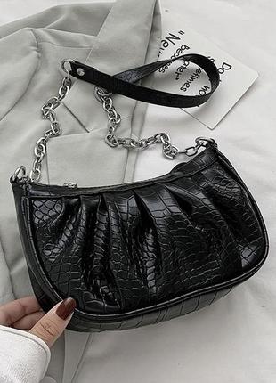 Женская классическая сумочка багет на серебряной цепочке рептилия черная