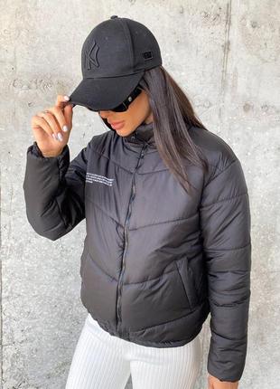 Женская черная дутая куртка короткая зимняя осенняя с карманами на змейке модная трендовая стильная3 фото