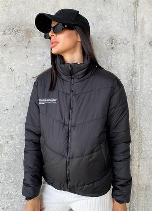 Женская черная дутая куртка короткая зимняя осенняя с карманами на змейке модная трендовая стильная5 фото