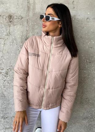 Женская розовая дутая куртка короткая зимняя осенняя с карманами на змейке модная трендовая стильная3 фото
