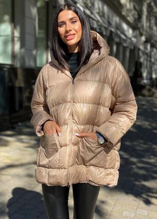 Женская бежевая  стеганая куртка свободного кроя оверсайз на змейке с карманами с капюшоном модная трендовая стильная зимняя осенняя4 фото