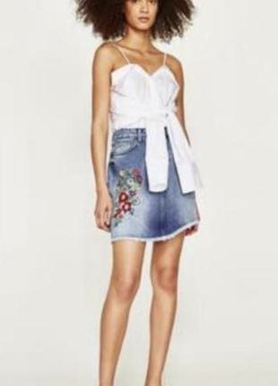 Юбка джинсовая zara с вышивкой.