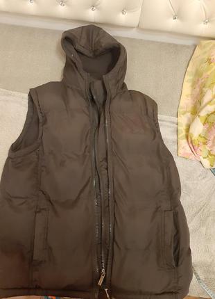 Оригинальная жилетка утеплённая с капюшоном от pierre cardin