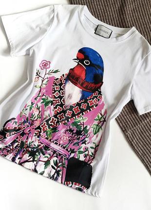 Стильная футболка с оригинальным ярким рисунком птицы1 фото