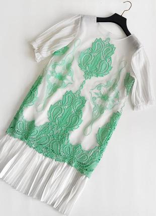 Плаття модне літнє біле з сіткою і салатовим візерунком мереживом