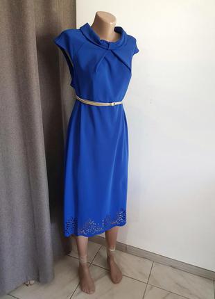 Синее платье электрик с перфорацией снизу и поясом6 фото