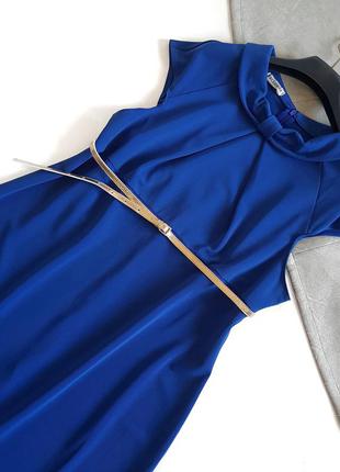 Синее платье электрик с перфорацией снизу и поясом5 фото