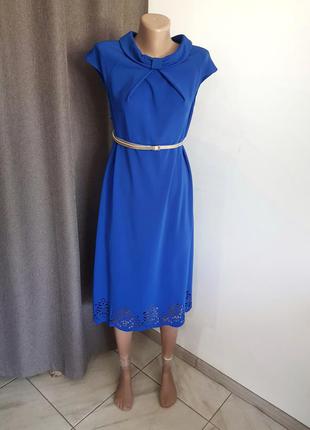 Синее платье электрик с перфорацией снизу и поясом7 фото