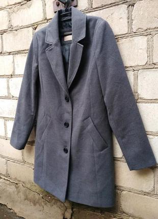 Стильное серое пальто на пуговицах с карманами5 фото
