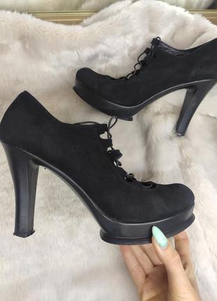 Черные замшевые кожаные туфли со шнуровкой на каблуке1 фото