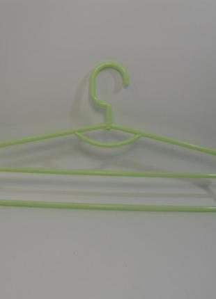Салатова двох ярусна вішалка плічко 42,5 см пластикові для одягу1 фото