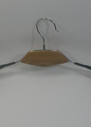Металлическая вешалка плечико 41см с силиконом и деревянной светлой вставкой без перекладины