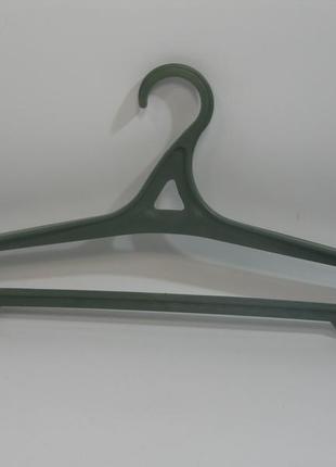 Пластиковая плотная вешалка плечики 40,5см с не поворотным крючком цвет хаки1 фото