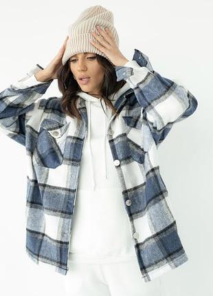 Женская теплая рубашка в клетку с накладными карманами