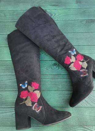 Роскошные замшевые высокие сапоги с вышивкой