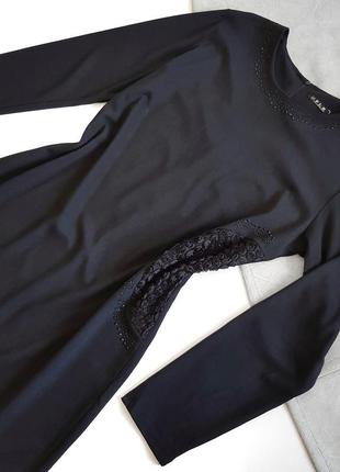 Черное платье с черными стразами и аппликацией из маленьких розочек3 фото