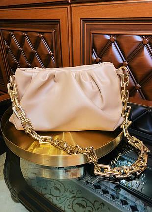Сумочка бежева 2023 bottega veneta сумка з ланцюжком нарядна вечірня через плечі бежева коричнева пельмень