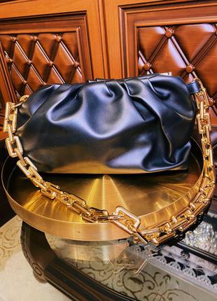 Сумочка чорна 2023 в стилі bottega veneta сумка з ланцюжком нарядна вечірня через плечі чорний клатч пельмень
