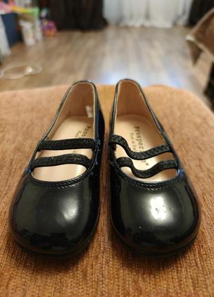 Лакові туфлі