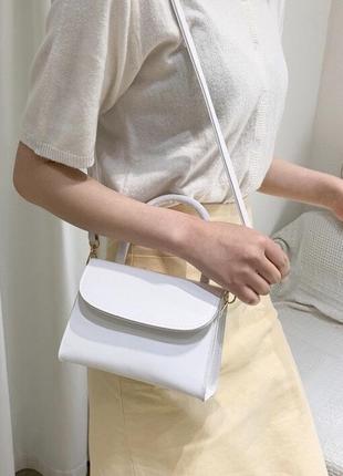 Женская классическая маленькая мини сумочка кросс-боди на ремешке через плечо белая4 фото