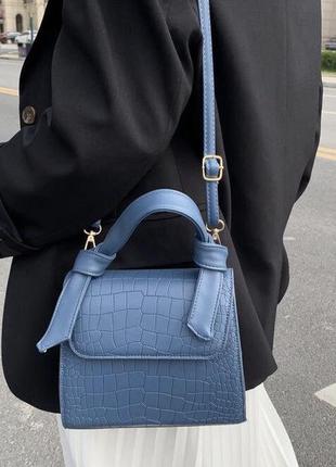 Женская квадратная сумочка кроссбоди на ремешке рептилия синяя голубая4 фото