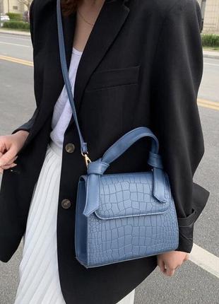 Женская квадратная сумочка кроссбоди на ремешке рептилия синяя голубая7 фото