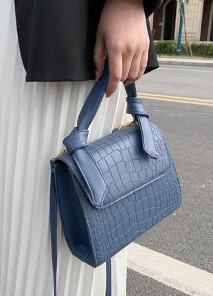 Жіноча квадратна сумочка кроссбоди на ремінці рептилія синя блакитна2 фото