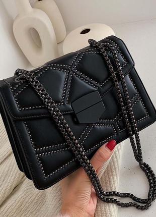 Женская классическая сумочка кросс-боди на толстой цепочке с заклепками на три отдела черная7 фото