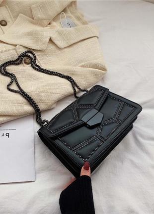 Женская классическая сумочка кросс-боди на толстой цепочке с заклепками на три отдела черная5 фото