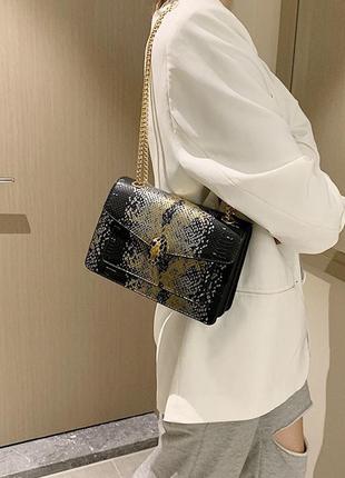 Женская классическая сумка через плечо кросс-боди на толстой цепочке рептилия змеиная...