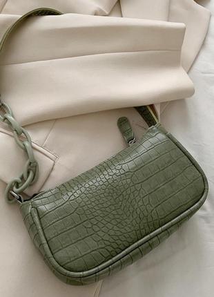 Жіноча класична маленька сумочка багет на ланцюжку ремінці рептилія зелена оливкова хакі4 фото