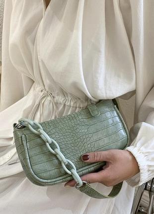 Жіноча класична маленька сумочка багет на ланцюжку ремінці рептилія зелена оливкова хакі3 фото