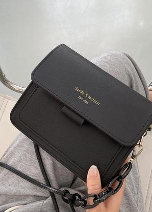Женская классическая сумочка кросс-боди на ремешке черная3 фото