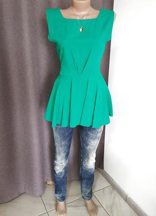 Блузка без рукавов зеленая с открытой спинкой и поясом2 фото