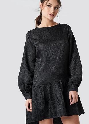 Платье черное с большой рюшой снизу na-kd (арт:1017-000334-0002-581)