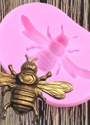 Молд силіконовий бджола 64 на 43 мм рожевий